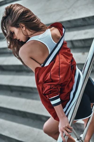 Bela jovem mulher em roupas esportivas — Fotografia de Stock