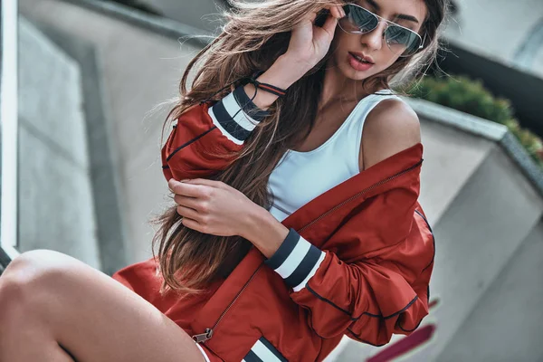 Mujer con estilo en ropa deportiva —  Fotos de Stock