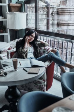 çekici bir genç kadın telefonla konuşuyor 