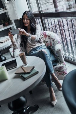 Gülümseyen kadın selfie alarak