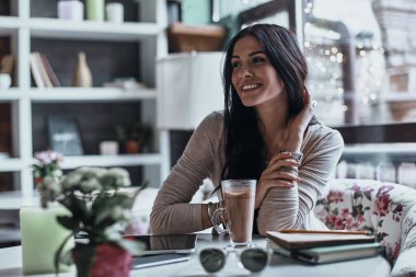 Çekici Genç Kadın