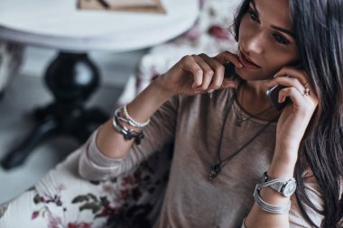 Ciddi esmer kadın cep telefonunuzda söz