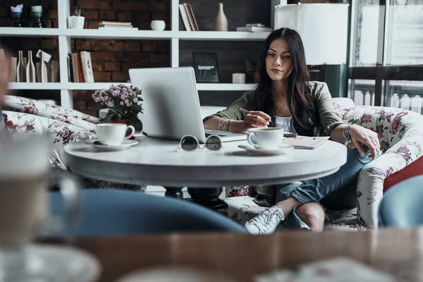 Woman holding pencil and thinking — Stock Photo, Image