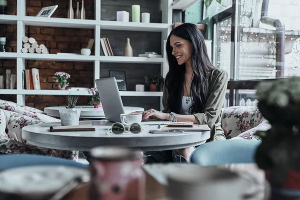 Brunett kvinna med laptop — Stockfoto