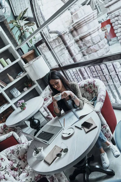 Brunett kvinna dricker kaffe — Stockfoto