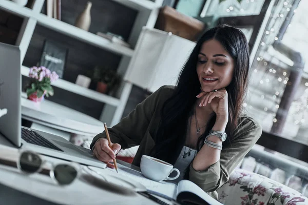 Donna sorridente che scrive note nel diario — Foto Stock