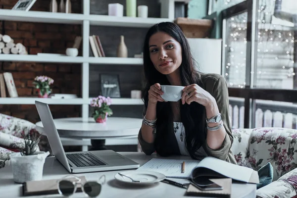 Brunette woman drinking coffee — Stock Photo, Image