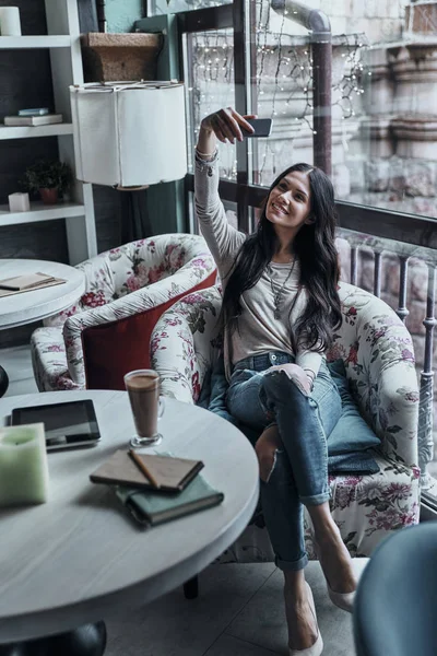 Beautiful woman taking selfie on smartphone — Stock Photo, Image