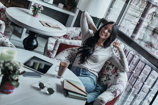 Aantrekkelijke jonge vrouw die zich uitstrekt — Stockfoto