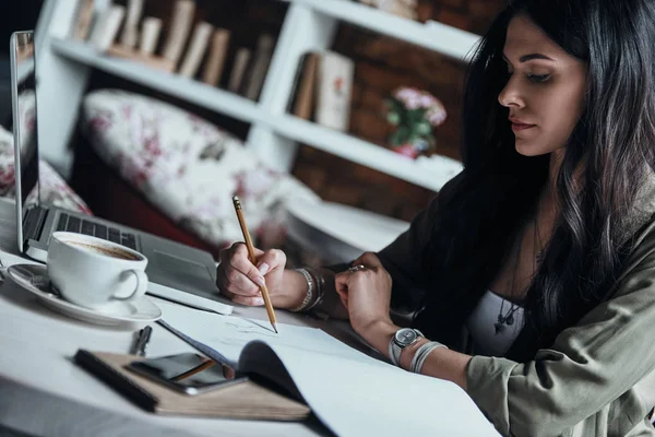 Doordachte vrouw schrijven nota's in dagboek — Stockfoto