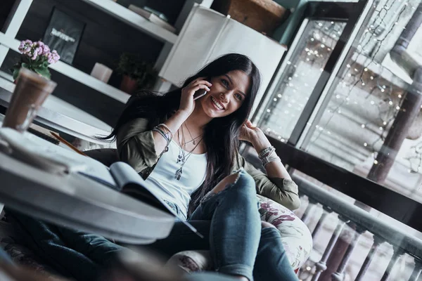 Leende kvinna talar på mobil — Stockfoto