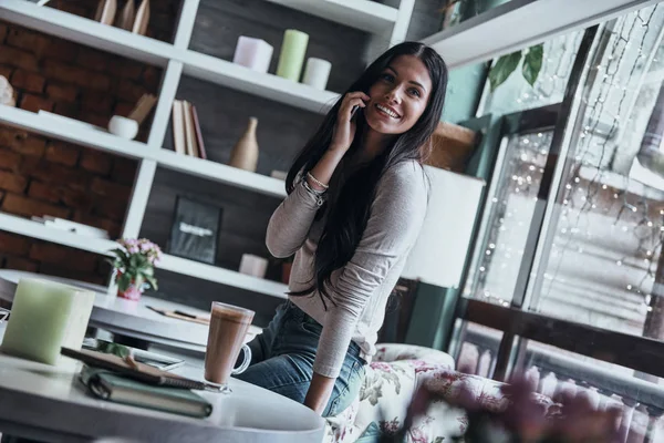 Žena hovoří na mobilním telefonu a usmívá se — Stock fotografie