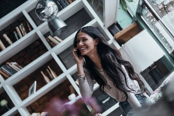 Leende kvinna talar på mobil — Stockfoto