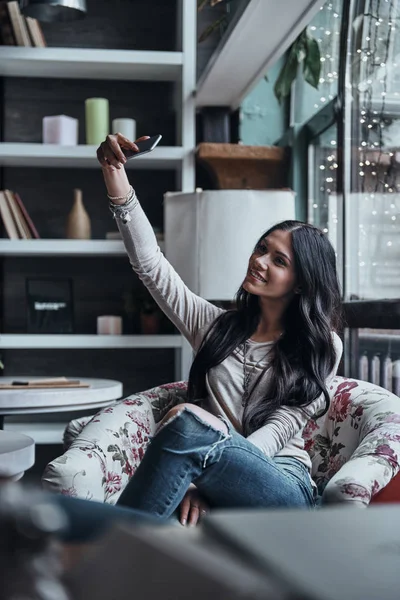 Красивая женщина делает селфи на смартфоне — стоковое фото