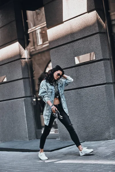通りの歩行ファッショナブルなブルネットの女性 — ストック写真