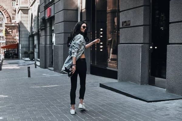 Fashionable brunette woman — Stock Photo, Image