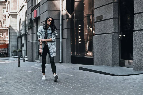 Fashionabla brunett kvinna vandrar i gatan — Stockfoto