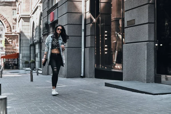 Fashionable brunette woman walking in street — Stock Photo, Image