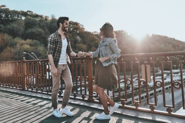 Elele ve köprü üzerinde duran bir çift 