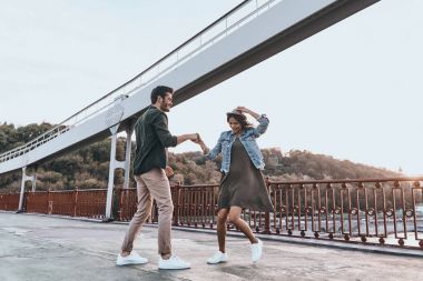 rahat çift köprüde dans