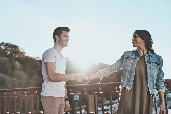 Vackra unga par som håller hand — Stockfoto