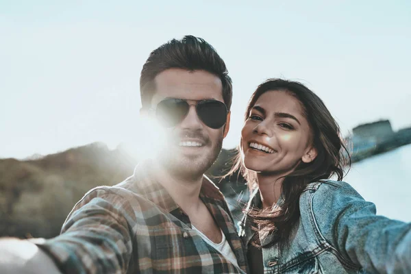 Beautiful couple embracing — Stock Photo, Image