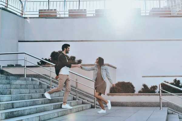 Uomo e donna che scendono le scale — Foto Stock