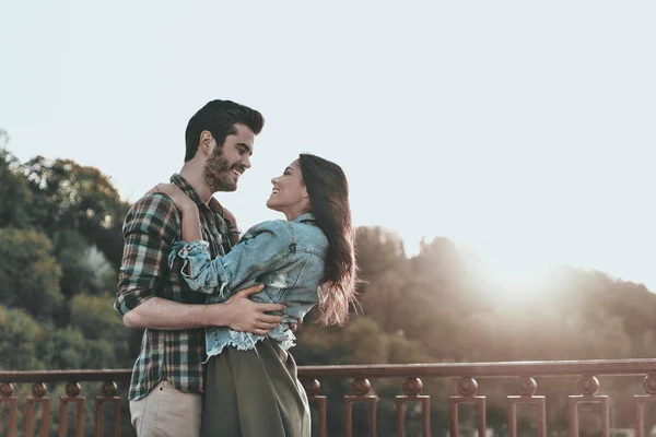 Casal romântico abraçando e sorrindo — Fotografia de Stock