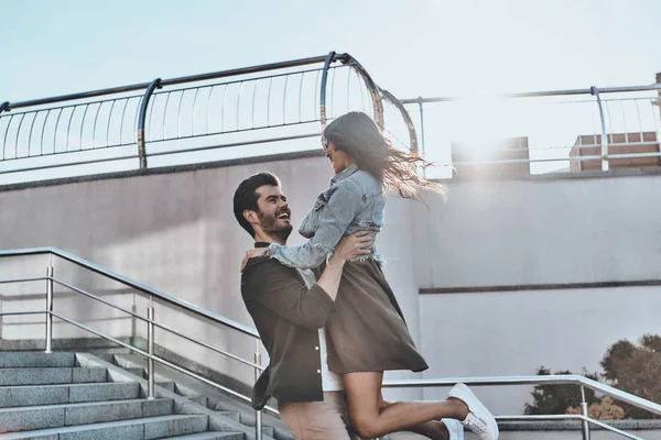 Hombre llevando a su novia en las escaleras —  Fotos de Stock