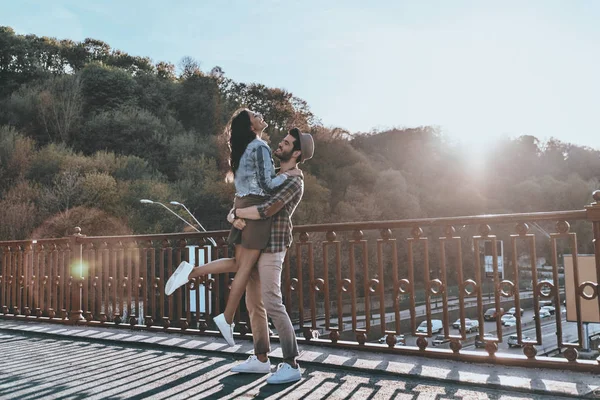 Hombre guapo llevando a su novia —  Fotos de Stock