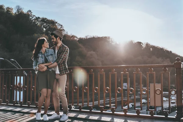 Романтическая пара, обнимающаяся на мосту — стоковое фото
