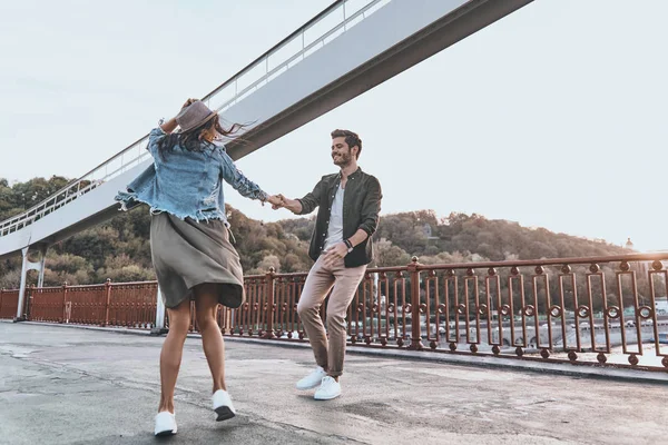 Стильна молода пара танцює на мосту — стокове фото