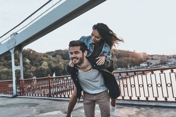 Man carrying his girlfriend on back — Stock Photo, Image