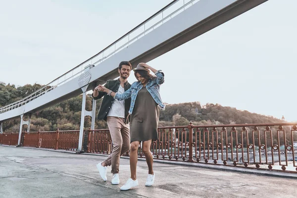Випадкова пара танцює на мосту — стокове фото