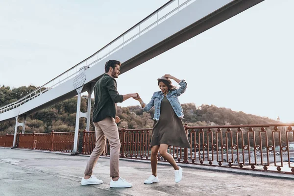 Pareja casual bailando en el puente —  Fotos de Stock