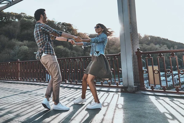 Elegante giovane coppia che balla sul ponte — Foto Stock