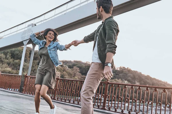 Bela e feliz casal dançando — Fotografia de Stock