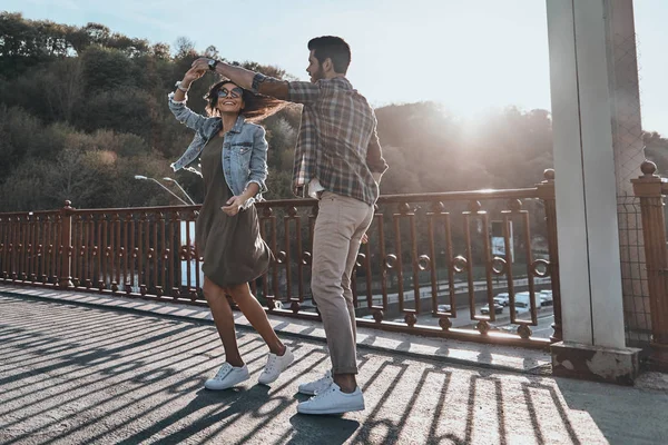 Coppia che si tiene per mano e filatura — Foto Stock