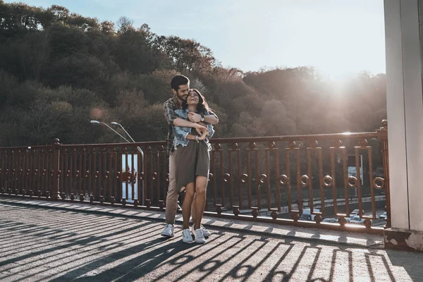 Köprüde kucaklayan çekici kadın erkek — Stok fotoğraf