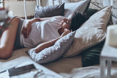 Yatakta uyuyan kadın