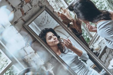 üzerine koyarak kadın makyaj