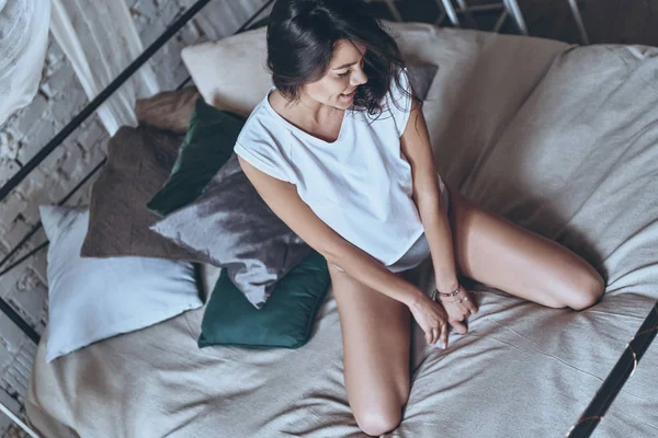 Mujer disfrutando de la mañana en cama —  Fotos de Stock