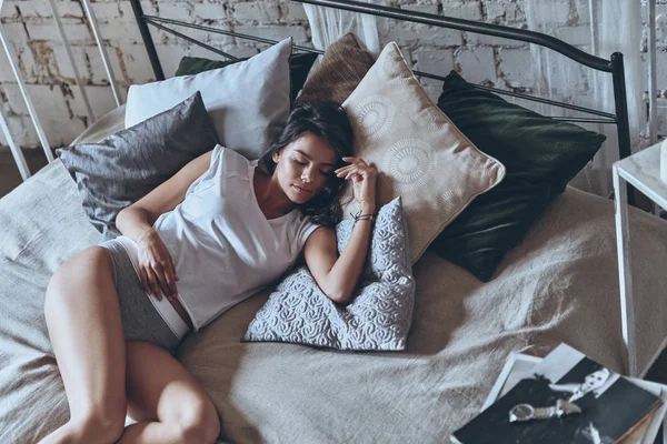 Mujer durmiendo en la cama —  Fotos de Stock