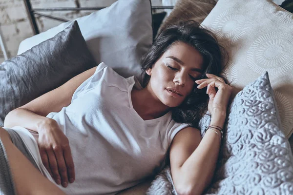 Kobieta śpiąca w łóżku — Zdjęcie stockowe