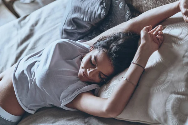Vrouw die in bed slaapt — Stockfoto