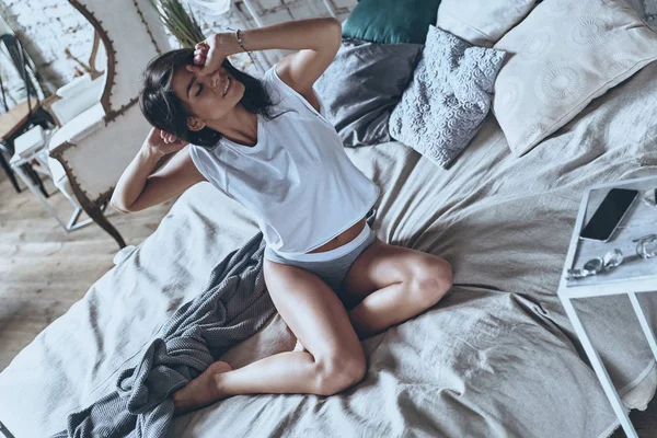 Mujer disfrutando de la mañana en dormitorio — Foto de Stock