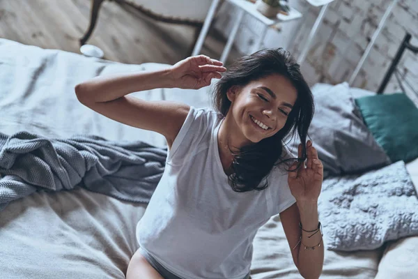 Mujer disfrutando de la mañana en dormitorio —  Fotos de Stock