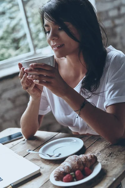 Женщина наслаждается утренним кофе — стоковое фото