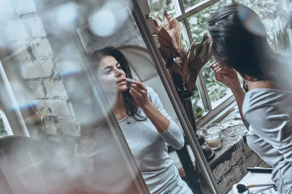 Wanita memakai make up — Stok Foto
