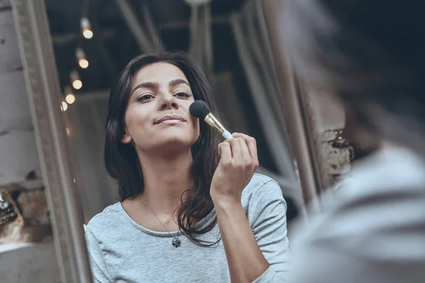 Женщина надевает макияж — стоковое фото